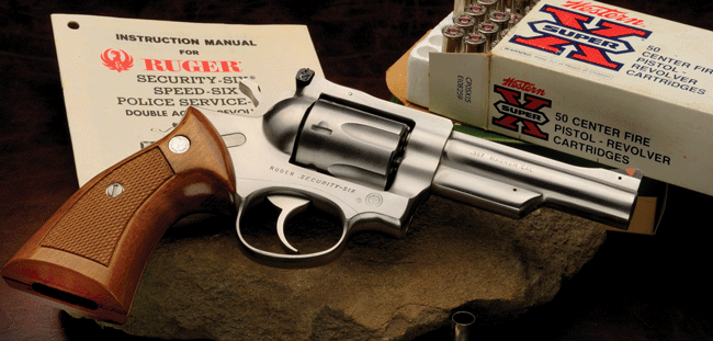 Револьвер двойного действия Security-Six, выпущенный в 1971 году, сразу привлек внимание. Его конструкция была надежной и подходящей для работы в сложных условиях, будь то правоохранительные органы или спорт и полевые операции. Простота сборки снизила стоимость модели до 89 долларов при запуске.