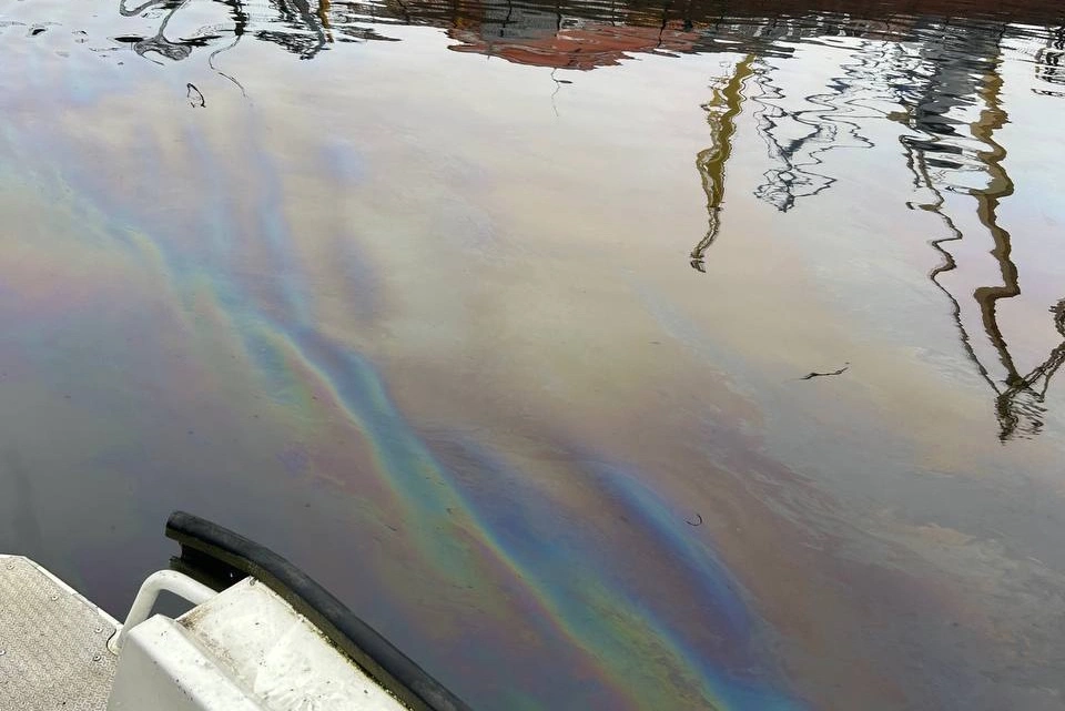 Источник новости: https://rg.ru/2025/11/07/reg-szfo/v-peterburge-vedut-proverku-po-faktu-razliva-nefteproduktov-v-fontanke.html