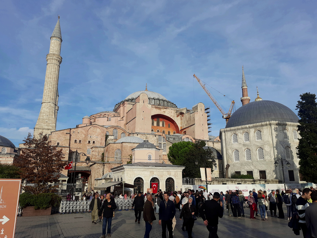 Внутрь Святой Софии я так и не попал: пожалел 5500 орублей за входной билет. Но рядом постоял.