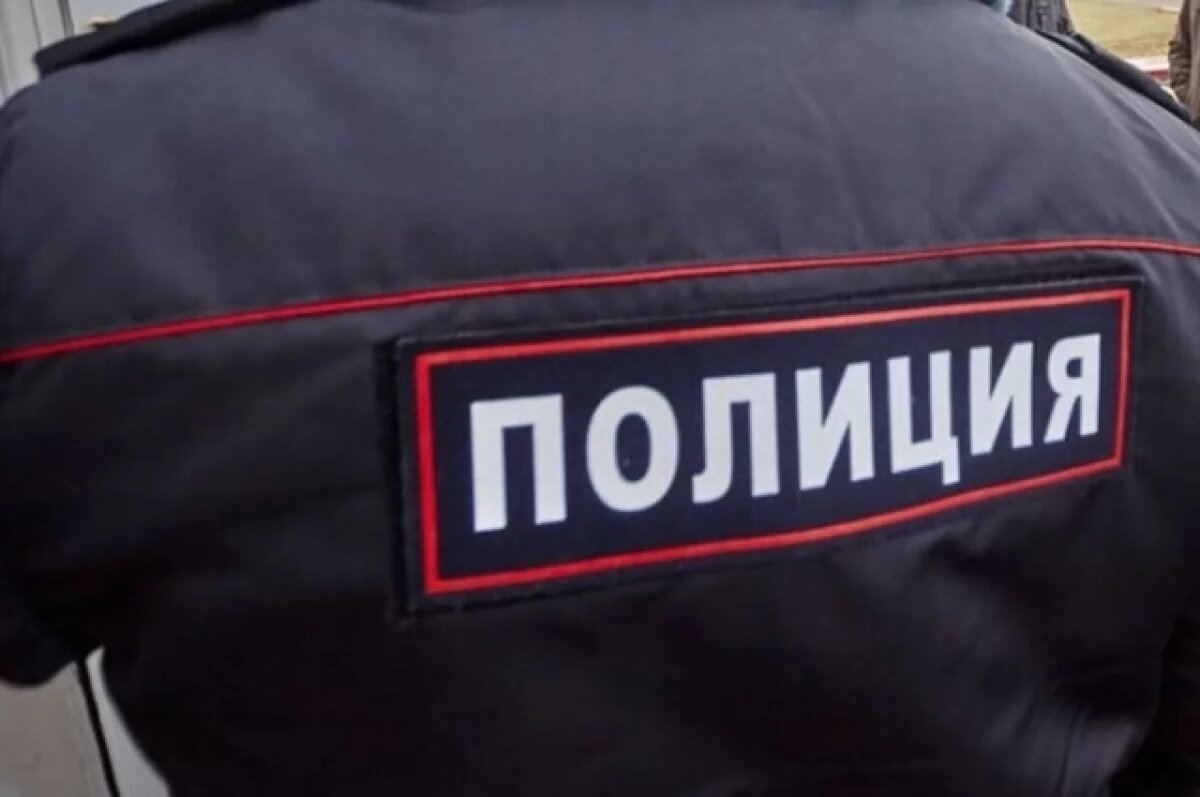    В Краснодаре женщина сорвала у здания российские флаги и выбросила их