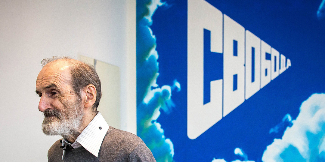 Скончался автор картины «Слава КПСС». Вспоминаем Эрика Булатова, который увидел свободу и показал абсурд в ярких красках