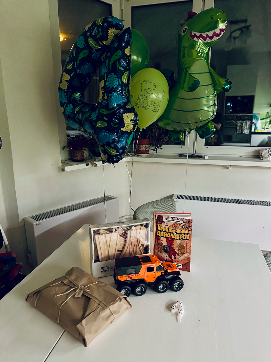 Шарики доставили в 11 вечера, когда Тим уже спал.