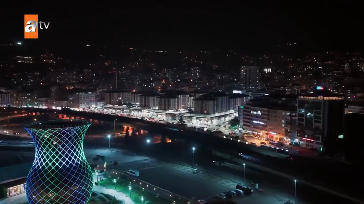 Кадр из сериала "Глаза Чёрного моря". Вид на здание в форме армуда ночью. 