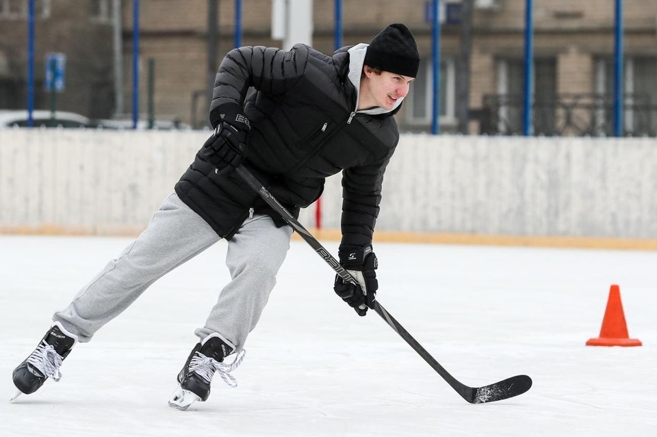    Виталий Кравцов в хоккейной школе «Торпедо», февраль 2025 г. Фото: ХК «Трактор»