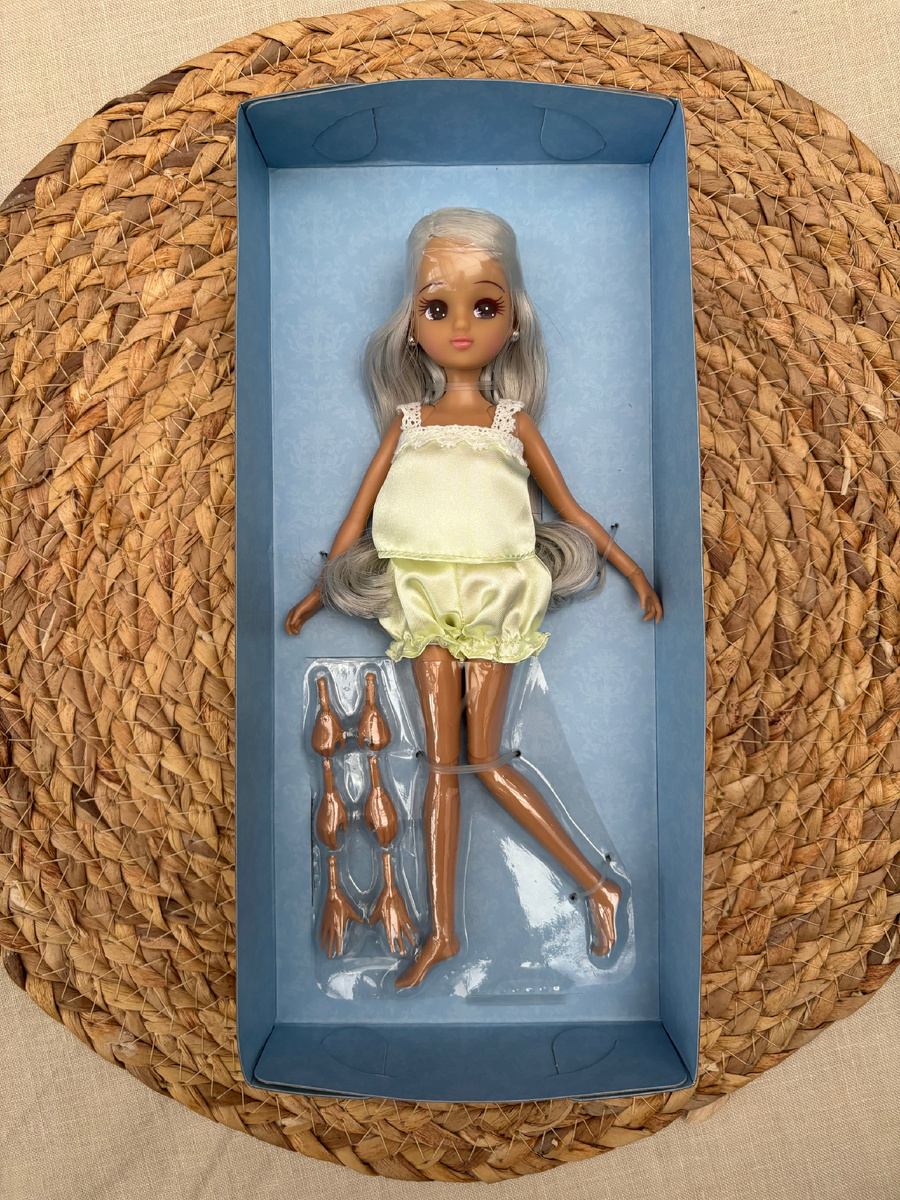 Ликка Фотогеник Лилия, Такара Томи