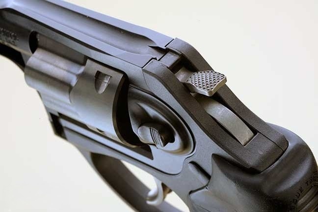 У LCRx есть внешний ударник, чего не было у оригинала. Целик не особо точный, но для тех, кто ищет что-то лучше, доступна версия с регулируемым целиком.