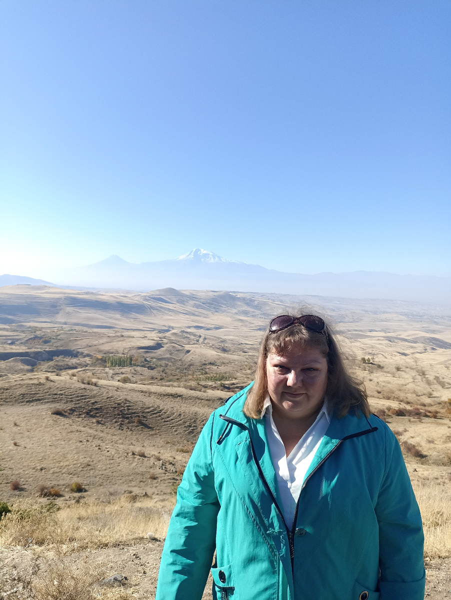 Поездка в Армению в октябре 2021 года. На заднем плане видна гора Арарат.