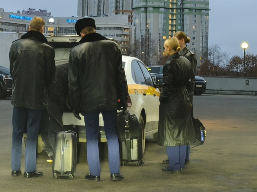 Четверо с чемоданами пытаются уехать на бедном "Солярисе"