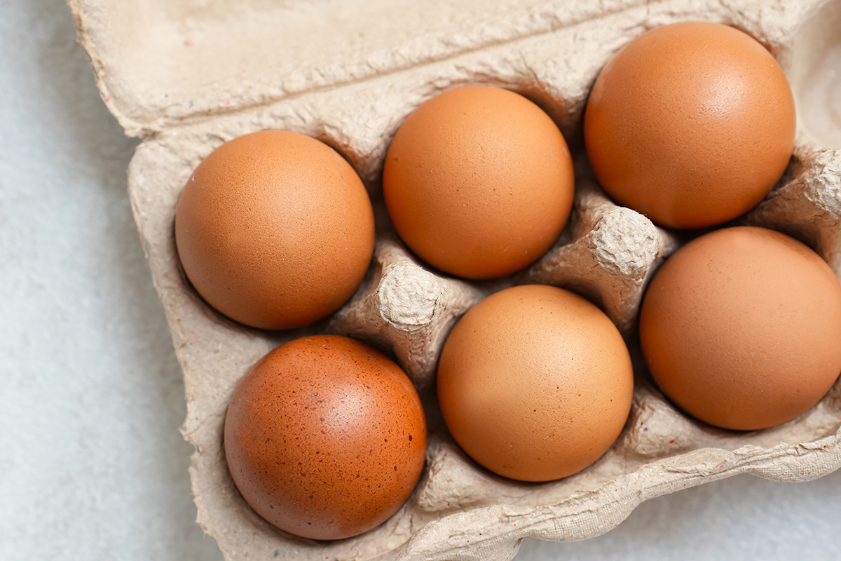 tyasindayanti / Shutterstock / FOTODOM📷Не следует употреблять сырые яйца из-за риска заразиться сальмонеллой