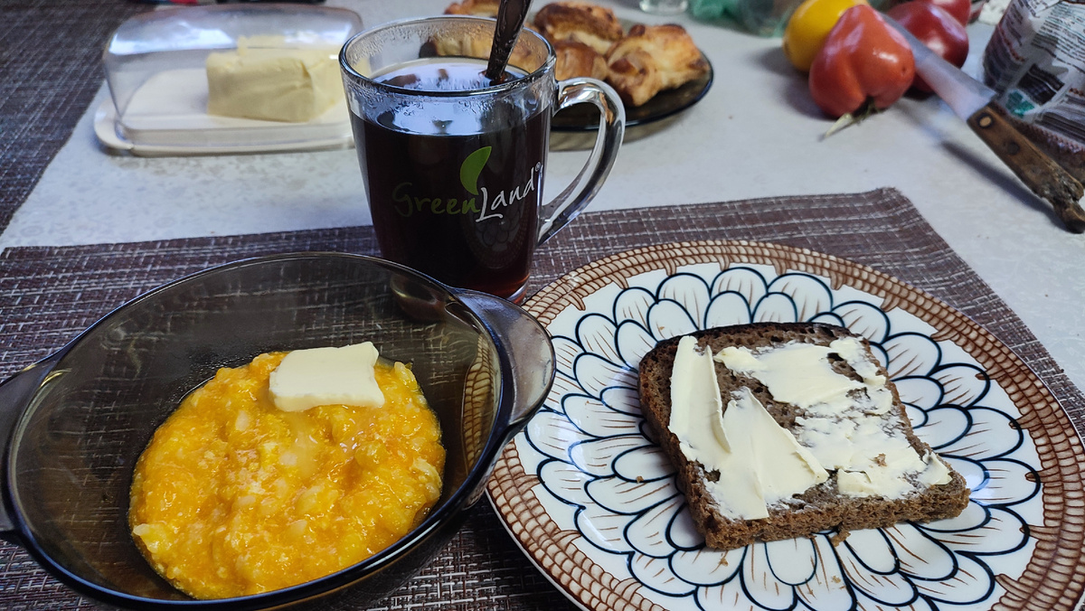 Завтрак: рисовая каша с тыквой, хлеб с маслом, кофе