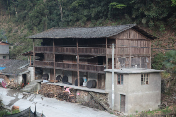 Все легенды о происхождении Лапсанг Сушонга говорят о том, что этот чай появился случайно. © tea-terra.ru