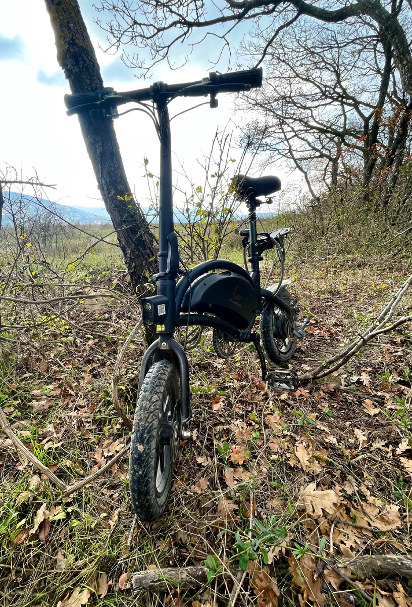 Мой личный автотранспорт: не прожорлив, маневренен, проходим, но очень прыгуч😈