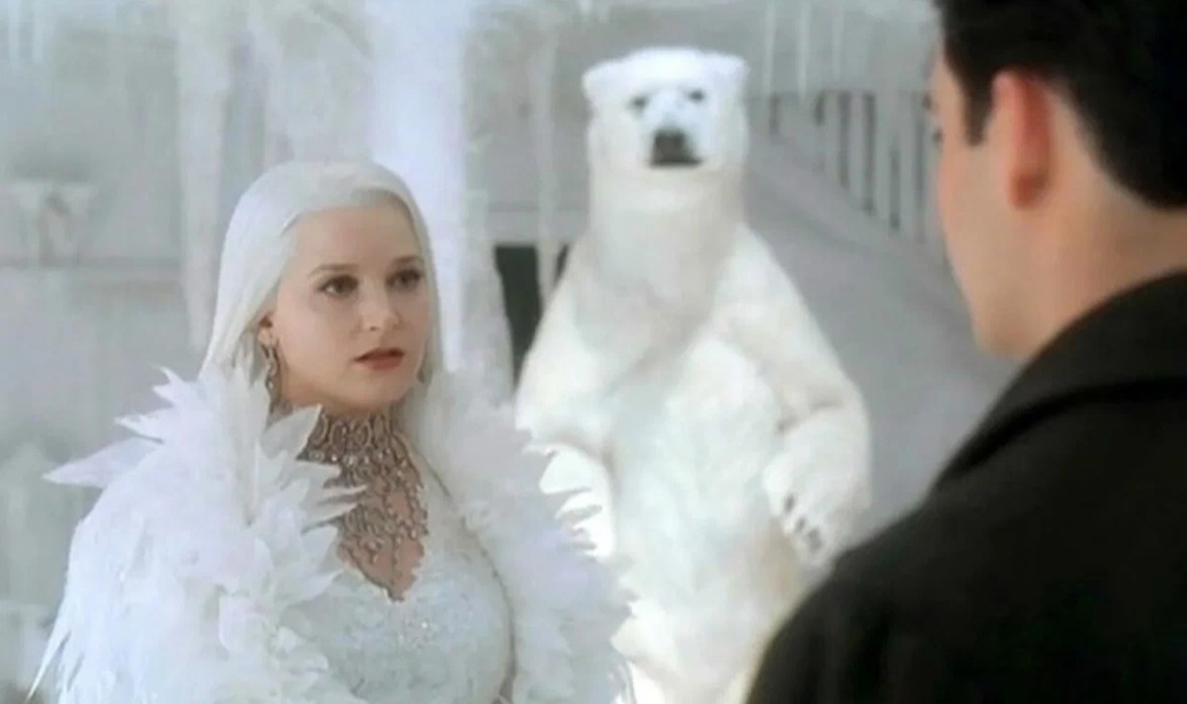 Ах какой у нее наряд в кино напридумали. Великолепие сплошное не иначе