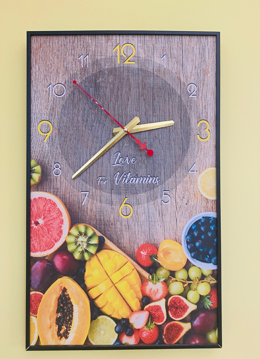 Вот такие часы висят в комнате приёма пищи , там светло, чисто и красиво.