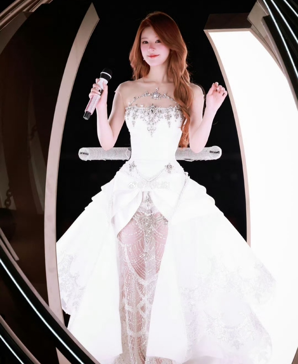 Вчера Чжао Лу Сы провела концерт по случаю дня рождения!