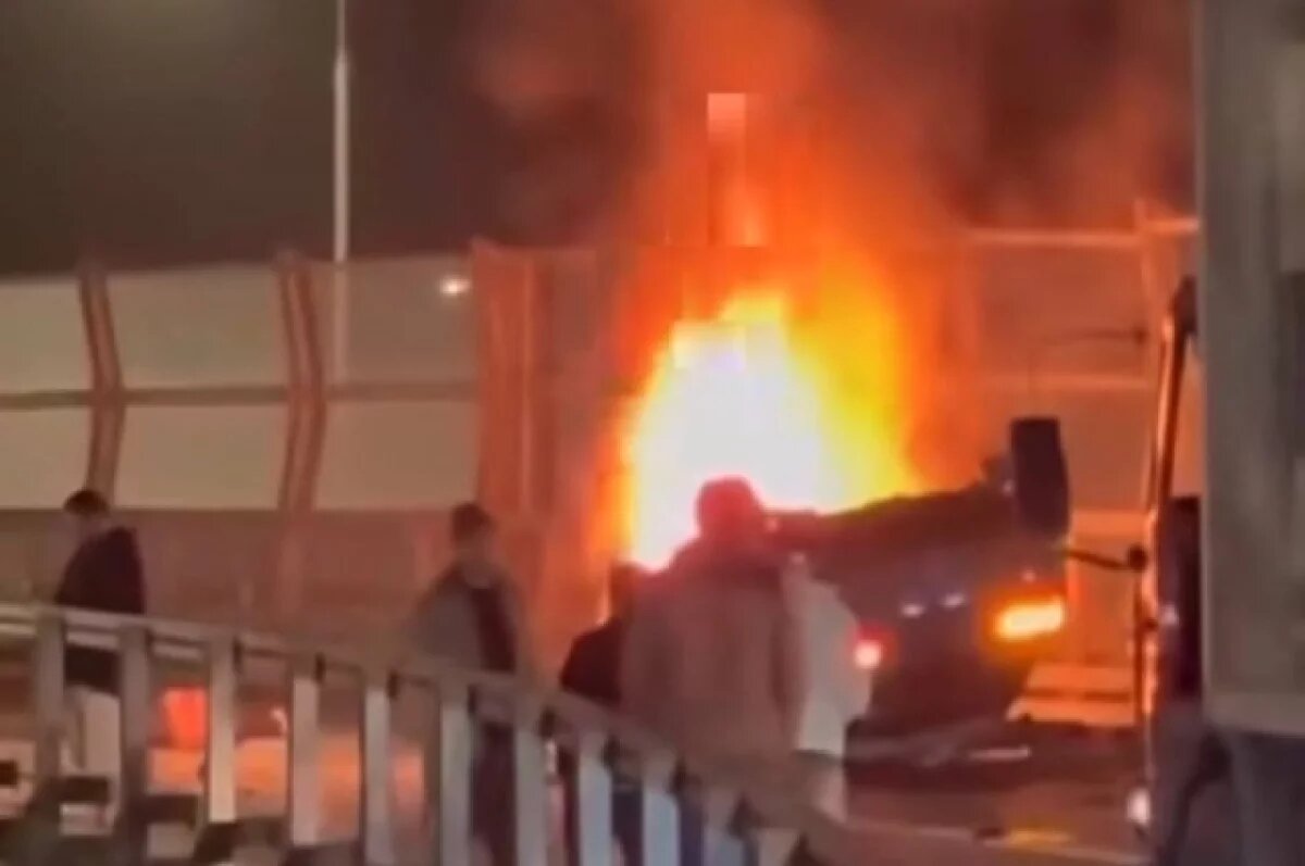    Lamborghini перевернулся и загорелся. Водитель и один из пассажиров погибли.