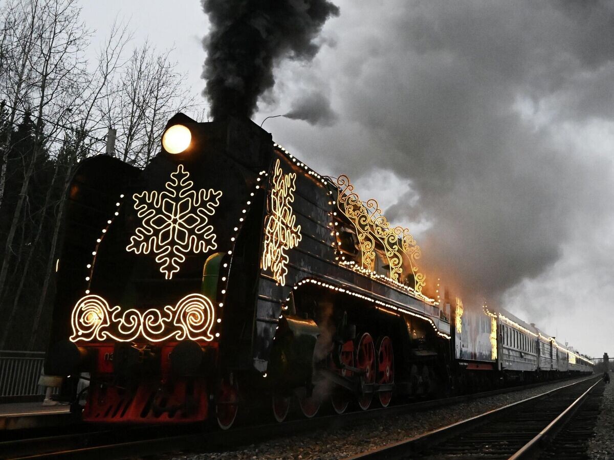    Тематический поезд Деда Мороза на вокзале в Великом Устюге© РИА Новости / Алексей Майшев