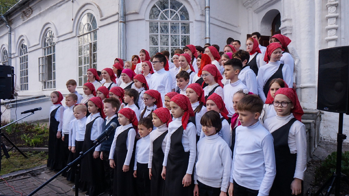 Детско-юношеский церковный хор "Ника" прихода храма в честь Рождества Иоанна Предтечи города Кирова, руководитель Бояринцева Л.С.