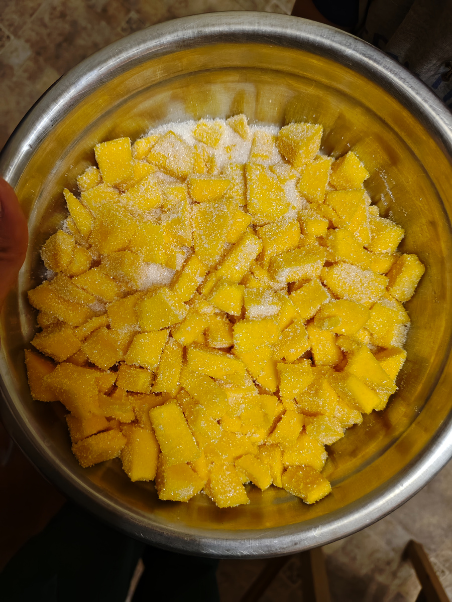 Я нарезала достаточно крупно, мне так нравится, но для первого раза рекомендую делать мельче, затем скорректировать под себя