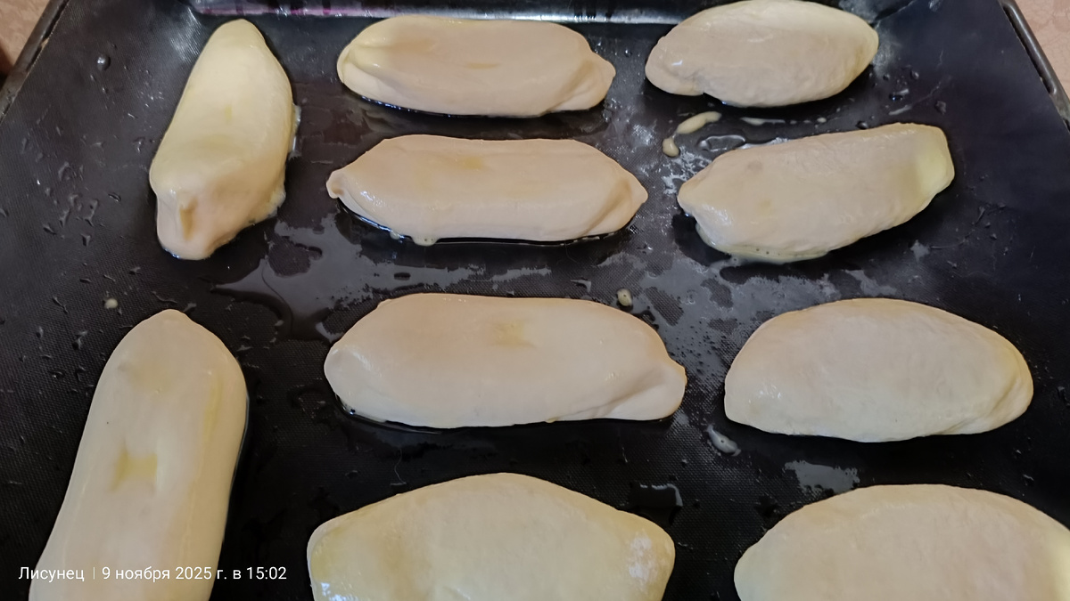 Постояли часок пол полотенцем. Намазала яйцом. Фото автора