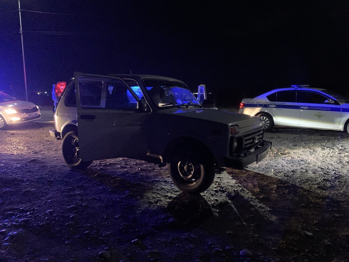 В салоне машины находились четверо пассажиров, причём один из них уже попадался по статье 228 УК РФ