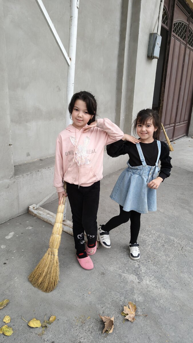 Коканд для меня так же мил, как эти две девчушки, которые были приветливы и кокетливы  