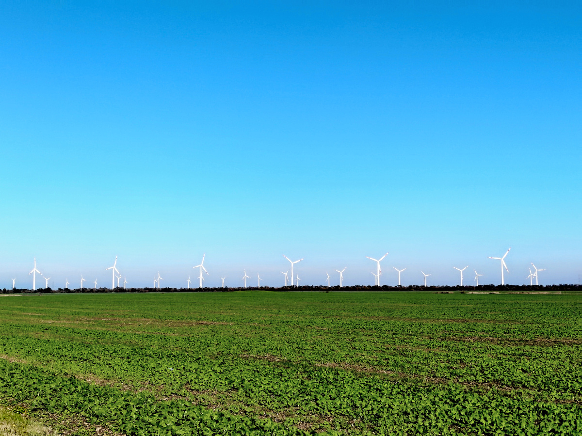Ветроэнергетические установки в полях. Гиагинский район, Республика Адыгея. Фото автора