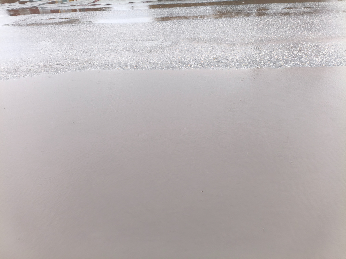 Это не мокрый асфальт, это большая лужа. 