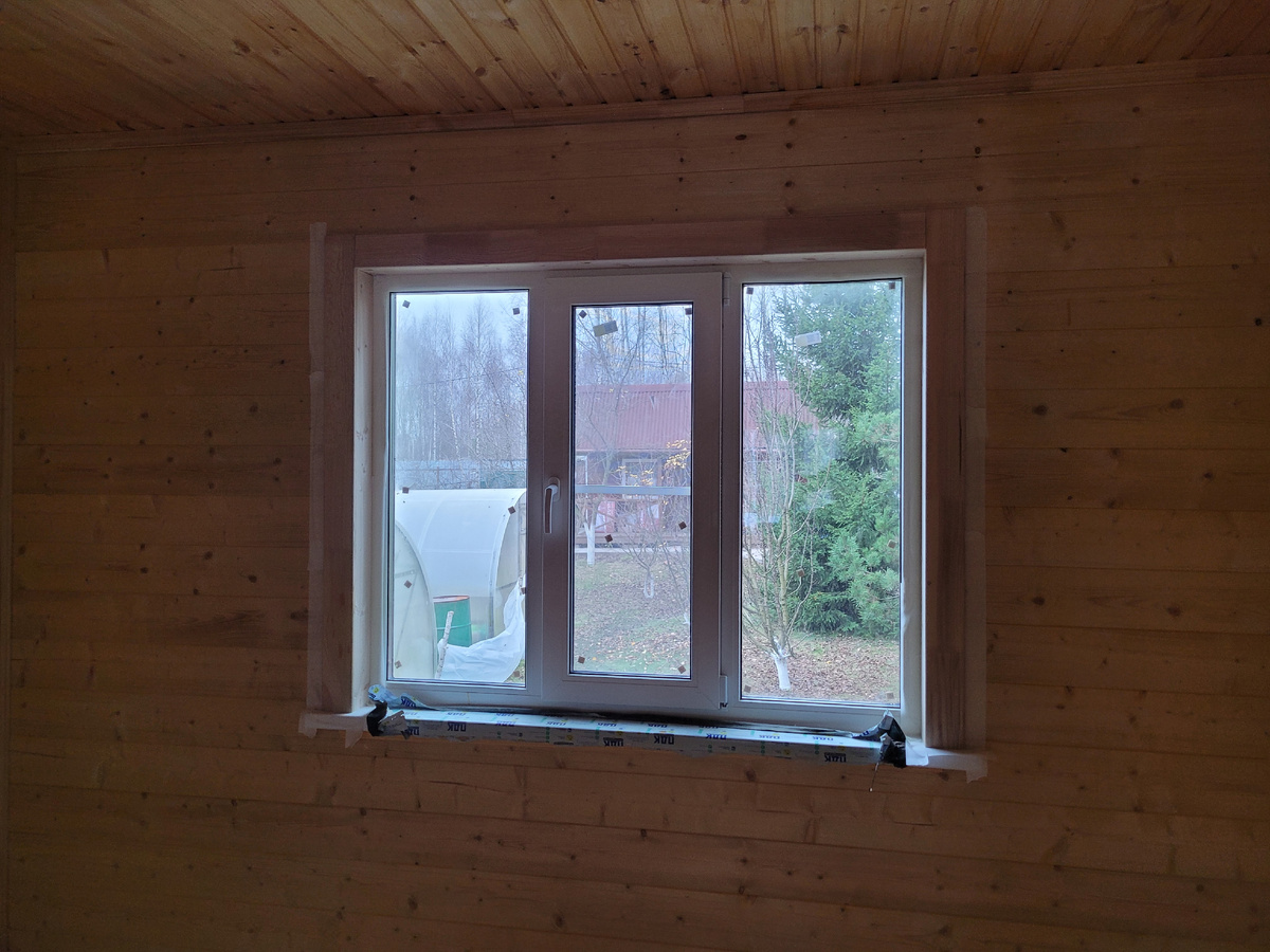 Окно в кухне-гостиной, напротив тоже окно есть.