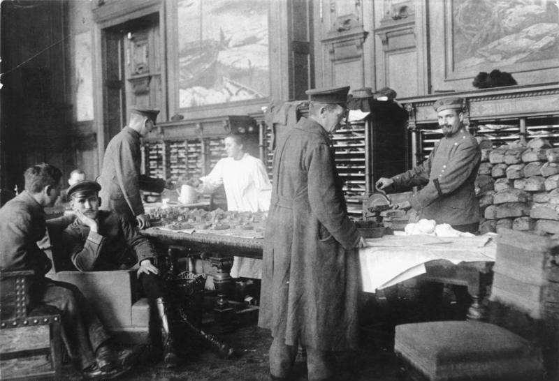 Раздача хлеба в Рейхстаге, ноябрь 1918 года