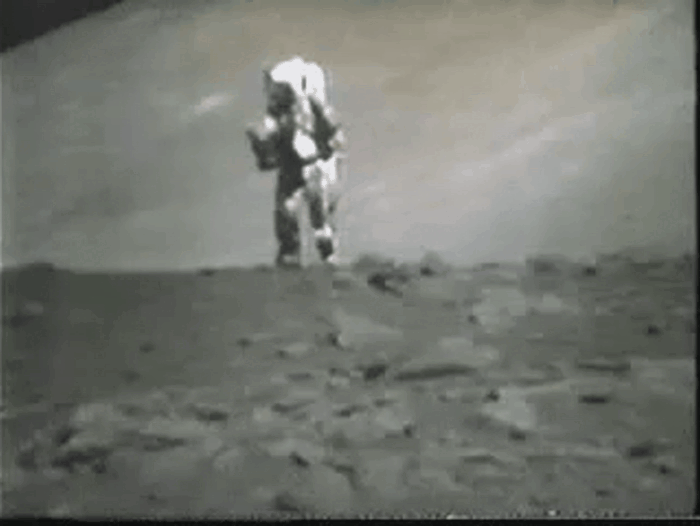 (gif). Пробежка из миссии "Аполлон-17". "Астронавт" специально раскидывает песок в стороны