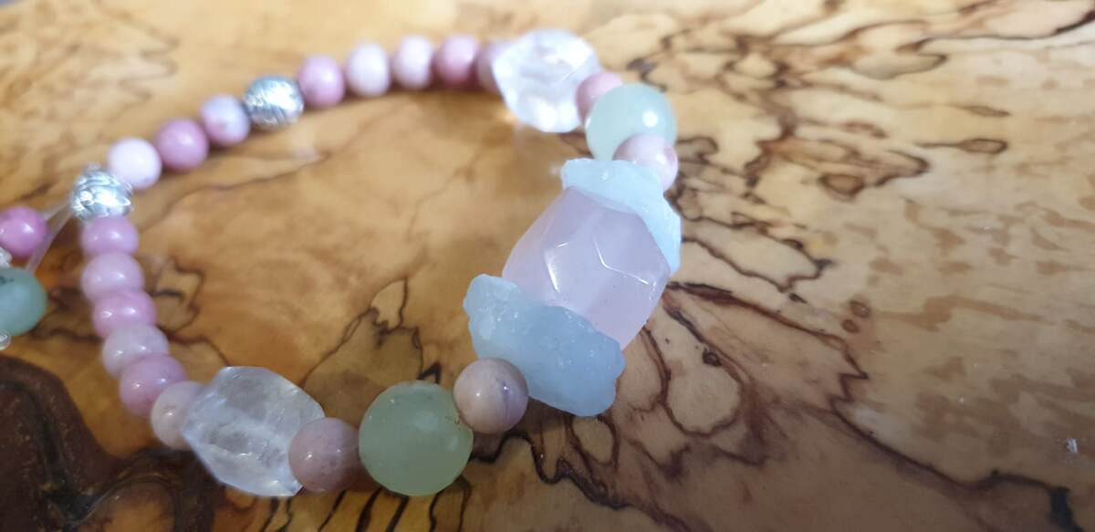 Браслет с бериллом,  розовым кварцем-по центру, нефритом и родонитом. Продан. Мастерская АртЛАМБ, Москва