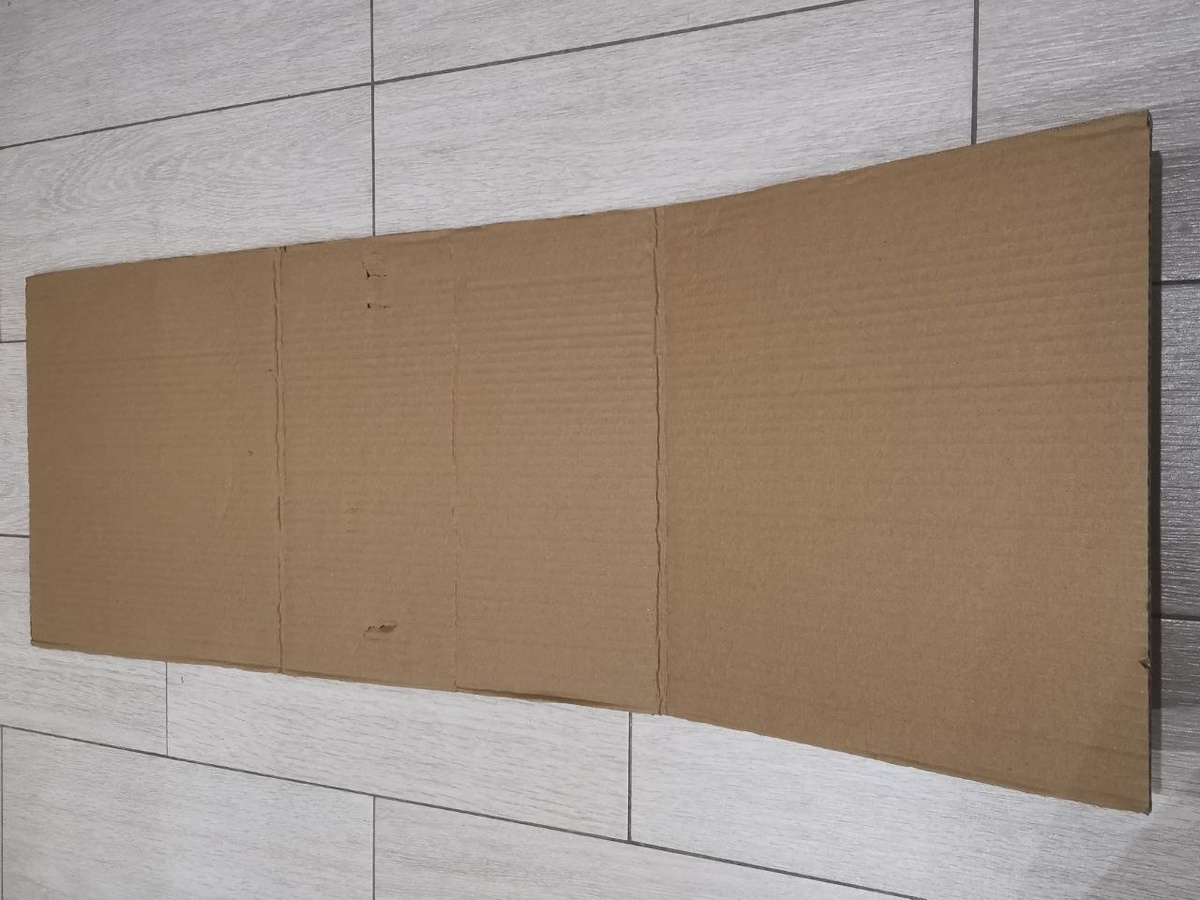 Берём ненужный лист картона из под какой-нибудь упаковки