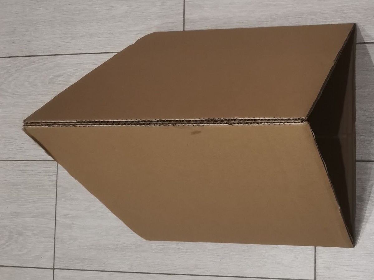 Сворачиваем лист картона треугольником