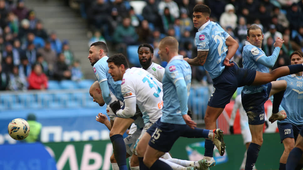 Игра завершилась со счетом 1:1. «Зенит» поднялся на третье место в таблице, уступая два очка «Краснодару» и три — ЦСКА.📷Фото: Юрий Стрелец / Коммерсантъ