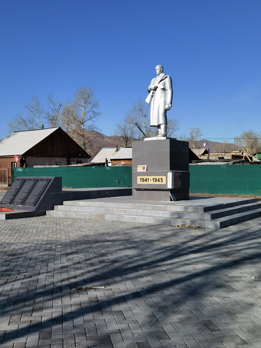 Памятник осенью этого года издалека выглядит достойно