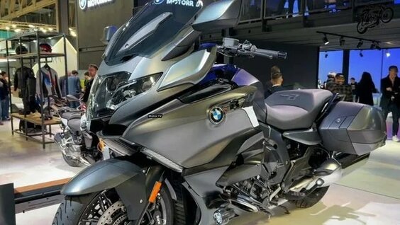 Описание мотоцикла до 500 куб. см- Оснащён двухцилиндровым параллельным двигателем объёмом 420 см³.- Мощность составляет 48 л. с. при 8750 оборотах в минуту, крутящий момент — 44 Н·м при 6750 оборотах.- Вес мотоцикла в снаряжённом состоянии — 178 кг.- Каркас — трубчатая стальная рама.- Колёсная база — 1465,5 мм, спереди стоит 19-дюймовое колесо, сзади — 17-дюймовое.- Высота сиденья регулируется от 830,5 до 863,6 мм в зависимости от модели.- Топливный бак вмещает 13,6 литра