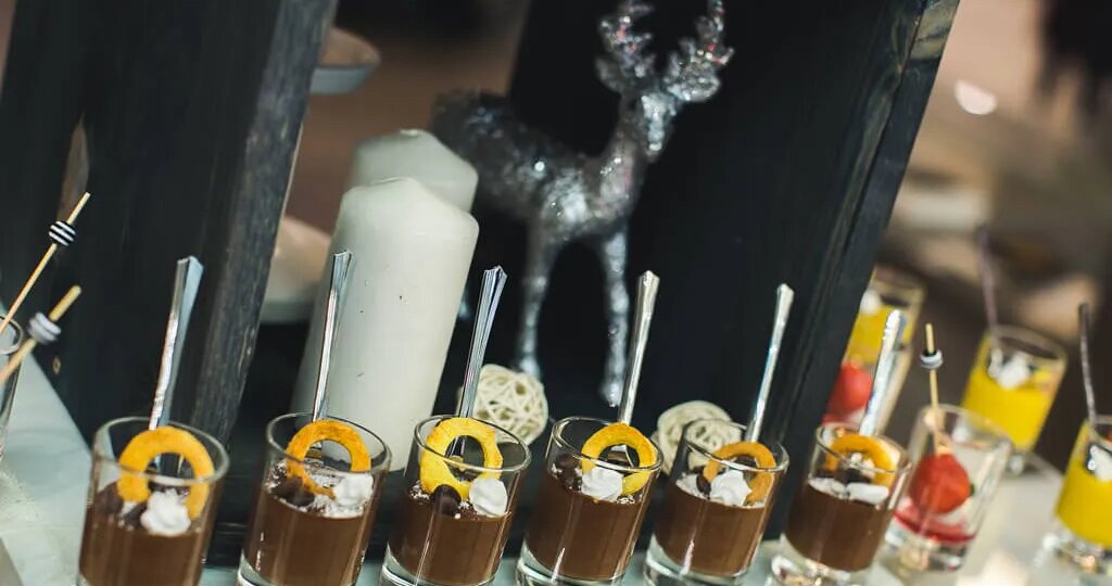 Как быстро организовать новогодний праздничный стол в офисе