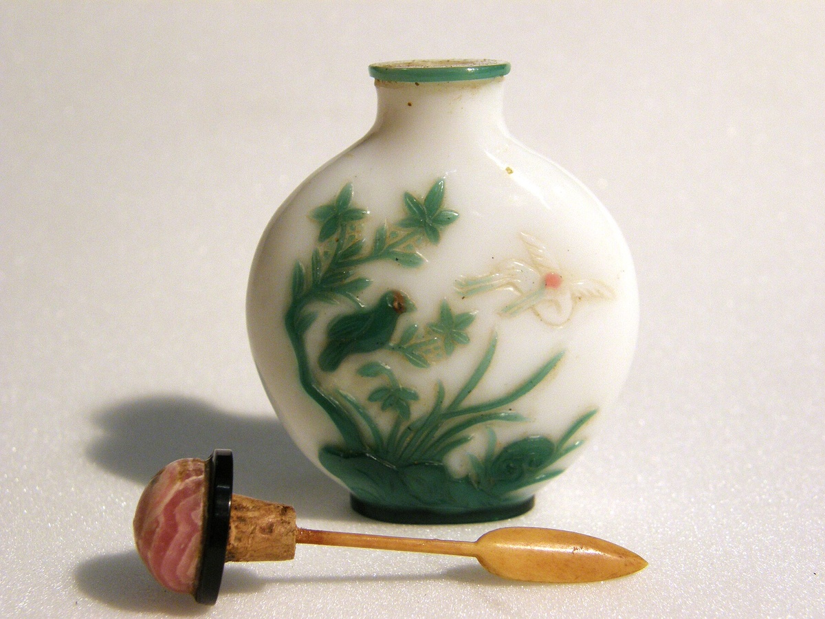 Стеклянная бутылочка для нюхательного табака с пробкой и ложечкой https://en.wikipedia.org