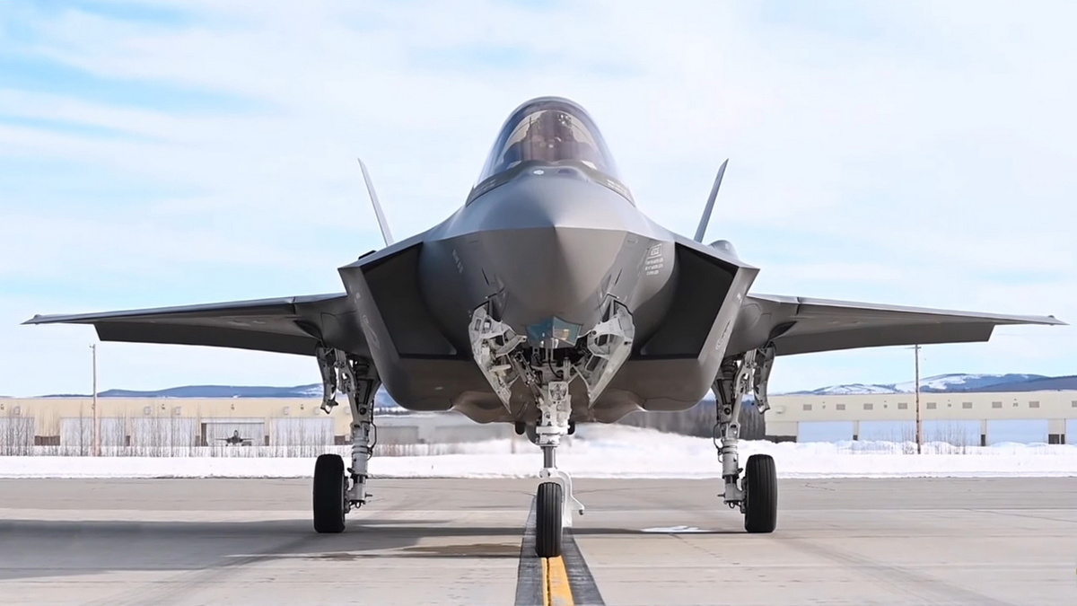F-35 на авиабазе ВВС США на Аляске