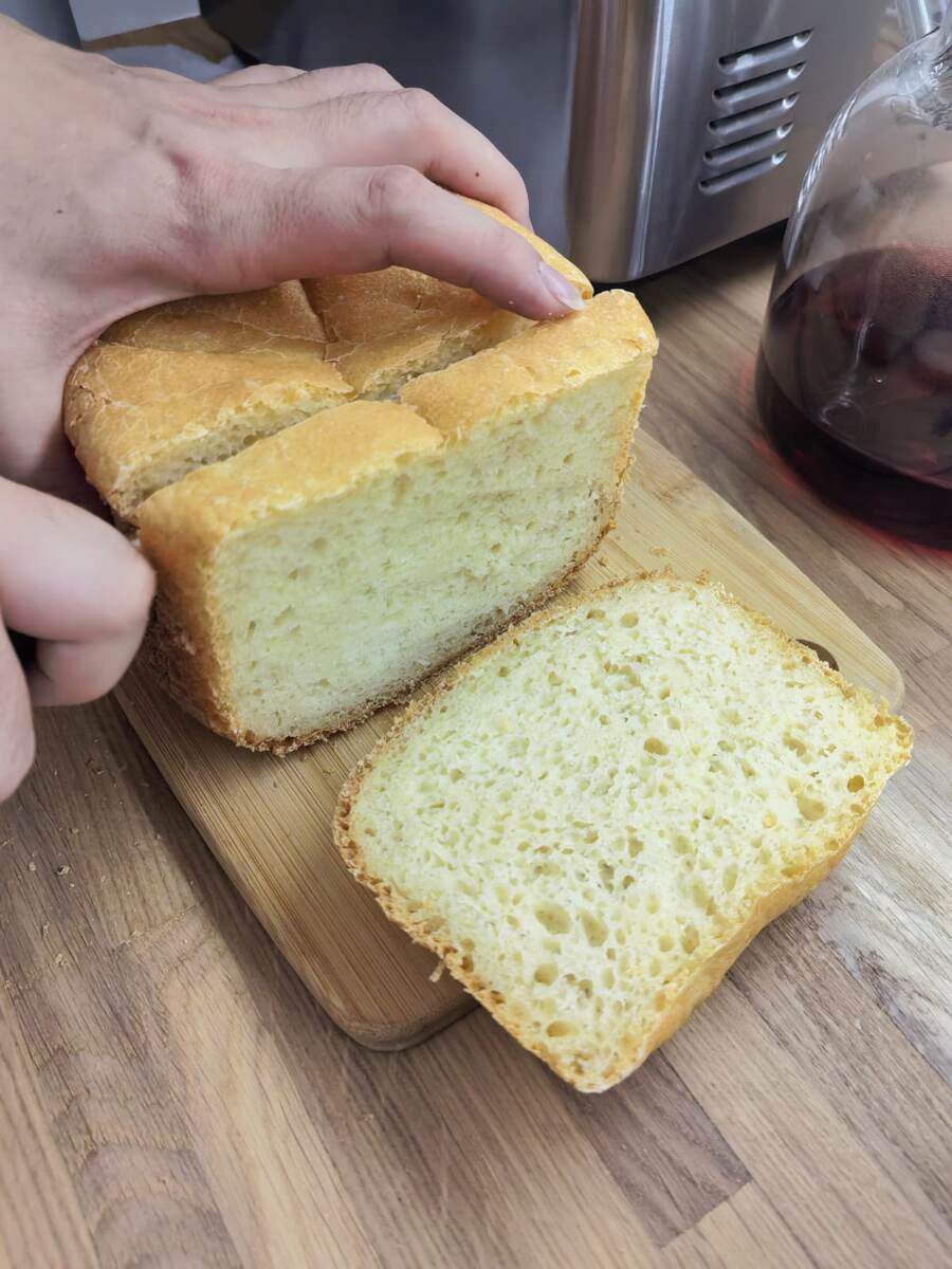 Классический домашний белый хлеб в разрезе