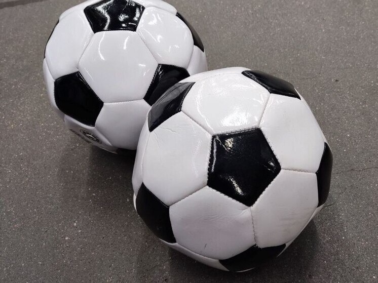     Чемпионат Великого Новгорода по мини-футболу уже почти три десятилетия является одним из самых популярных и массовых игровых соревнований. Фото: Архив МК в Великом Новгороде