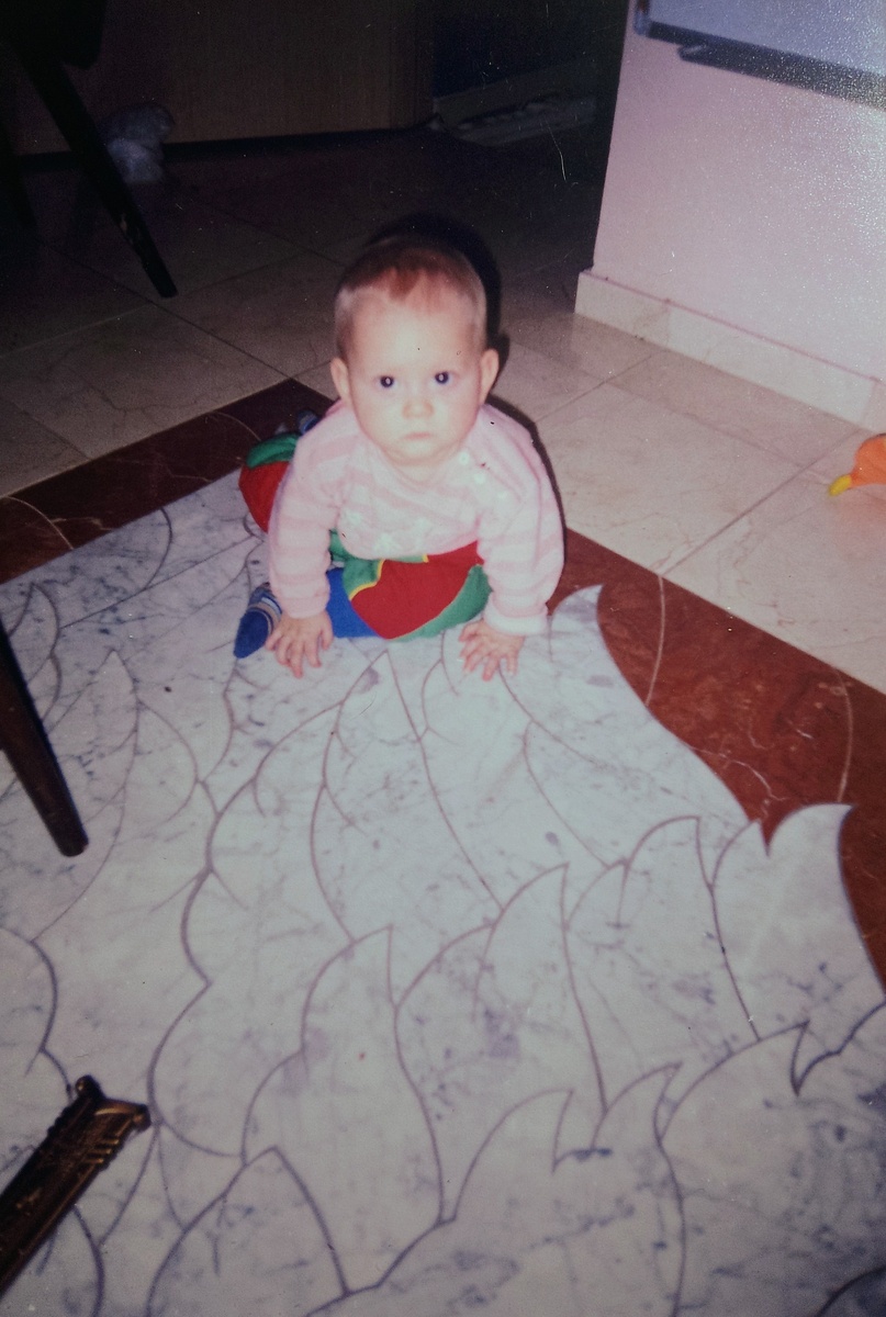 Дочка Надя на теплом полу с "крыльями ангела"