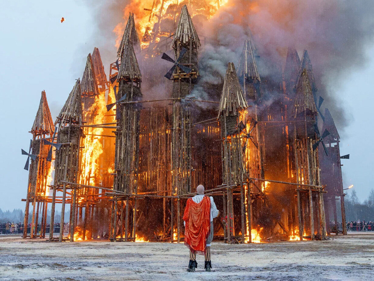 Например, в 2024 году гости провожали зиму вместе с 22-метровой «Чёрной горой», на которую даже можно было забраться. В 2025 году пламя поглотило деревянный замок «Мельницы» высотой 26 метров — настоящий шедевр от художника и арт-директора парка Николая Полисского. Фото: Масленица в Никола-Ленивце
