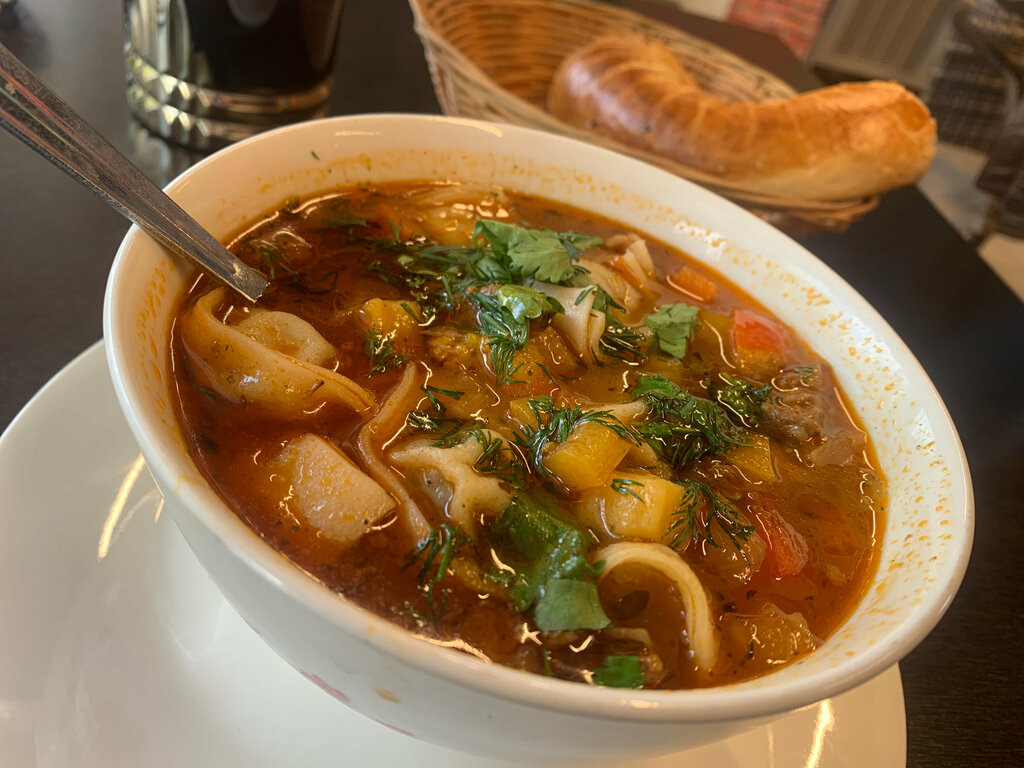 Лагман 550 руб Плюс одна лепёшка бесплатно Чай пол-литра бесплатно плюс салатик бесплатно