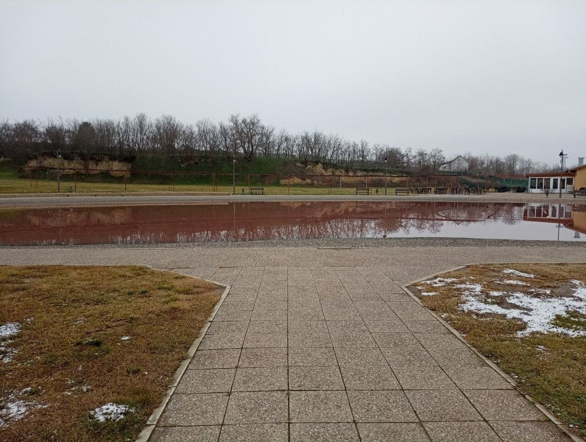 Село Пачир известно благодаря термальному розовому озеру. Летом тут отдыхают и лечатся туристы, зимой же розовой водой можно лишь любоваться