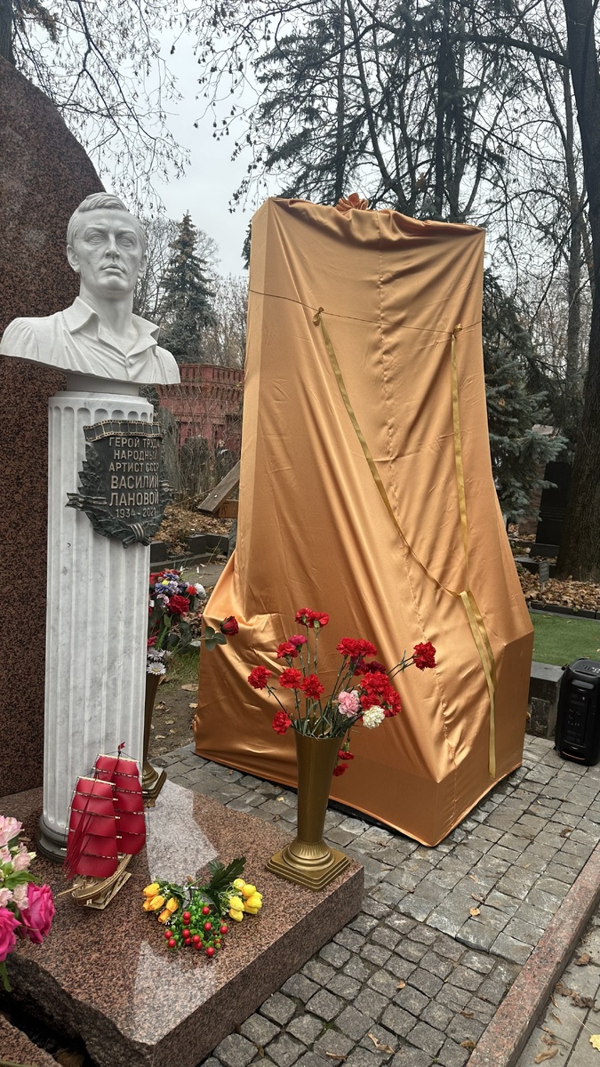 Рядом с Александром Ширвиндтом похоронен народный артист СССР Василий Лановой. Фото Валерия Туголукова. 