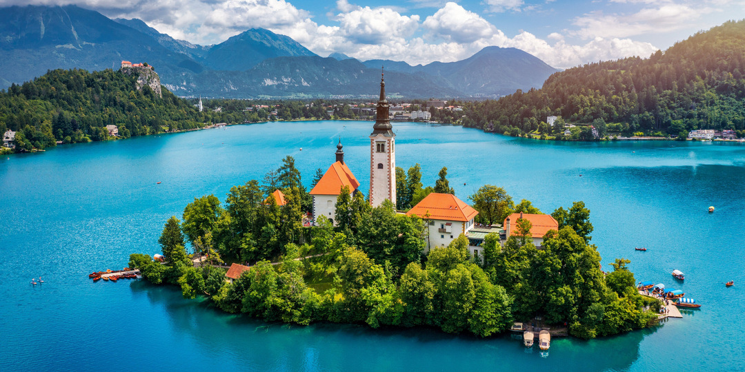 От водоёмов с розовой водой до «ока Сибири»: 10 самых живописных озёр Земли