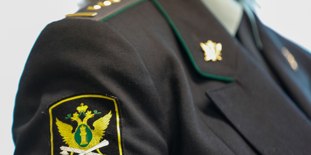 Пристав неожиданно снял все аресты с карт и закрыл дело, должнику можно расслабиться, или не стоит