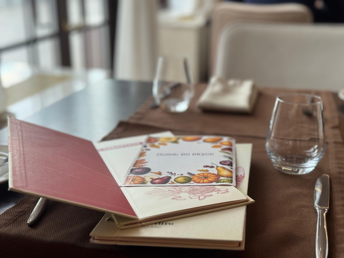 Бронировала заранее столик 